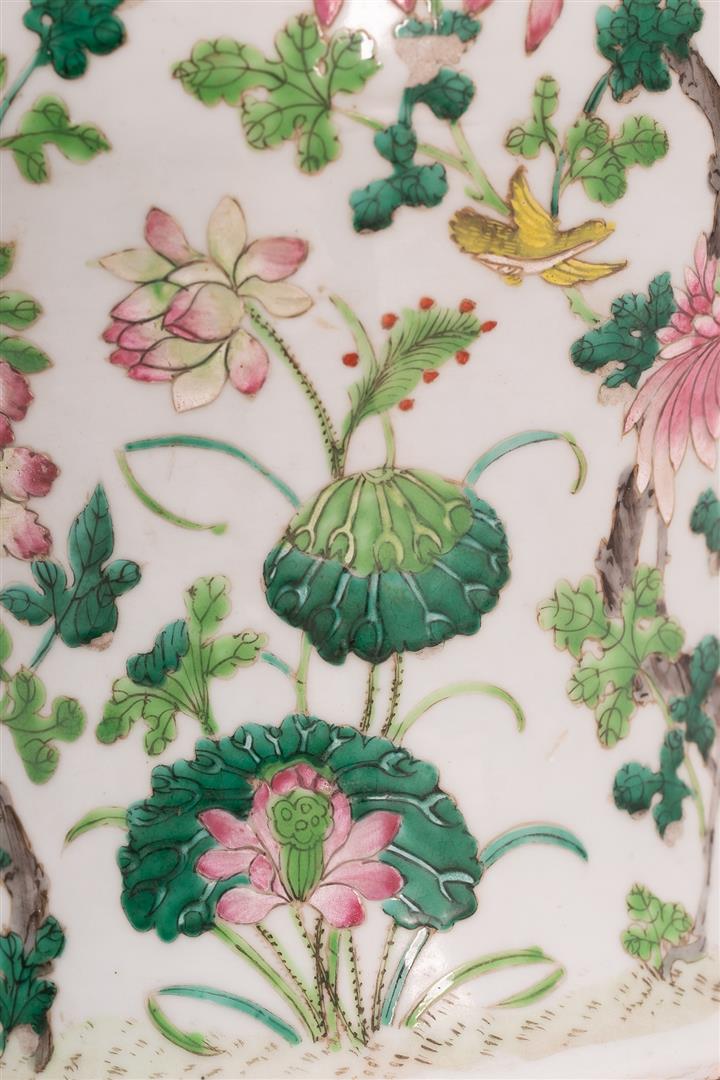 POTICHE COUVERTE EN PORCELAINE DANS LE STYLE DE LA " FAMILLE ROSE " - Chine, Dy…