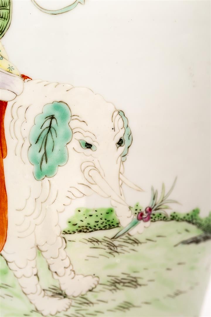 POTICHE COUVERTE EN PORCELAINE DANS LE STYLE DE LA " FAMILLE ROSE " - Chine, Dy…