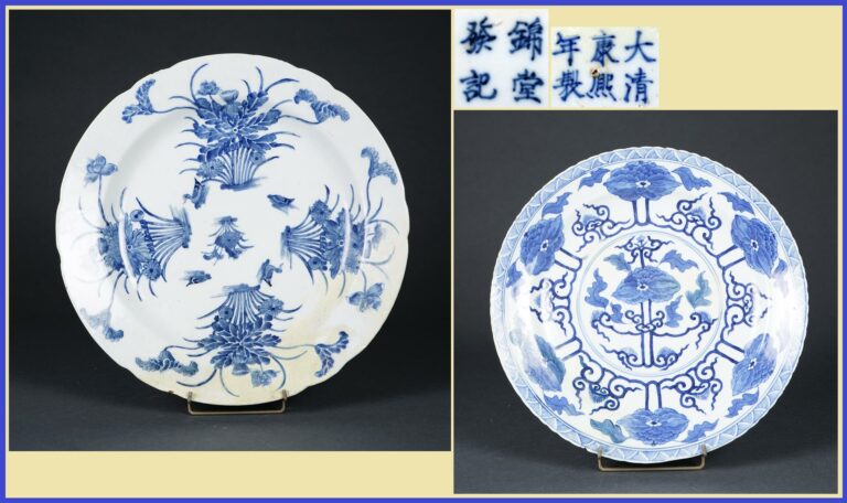 LOT DE DEUX (2) PLATS EN PORCELAINE BLEU BLANC - Chine, Fin de la Dynastie Qing…