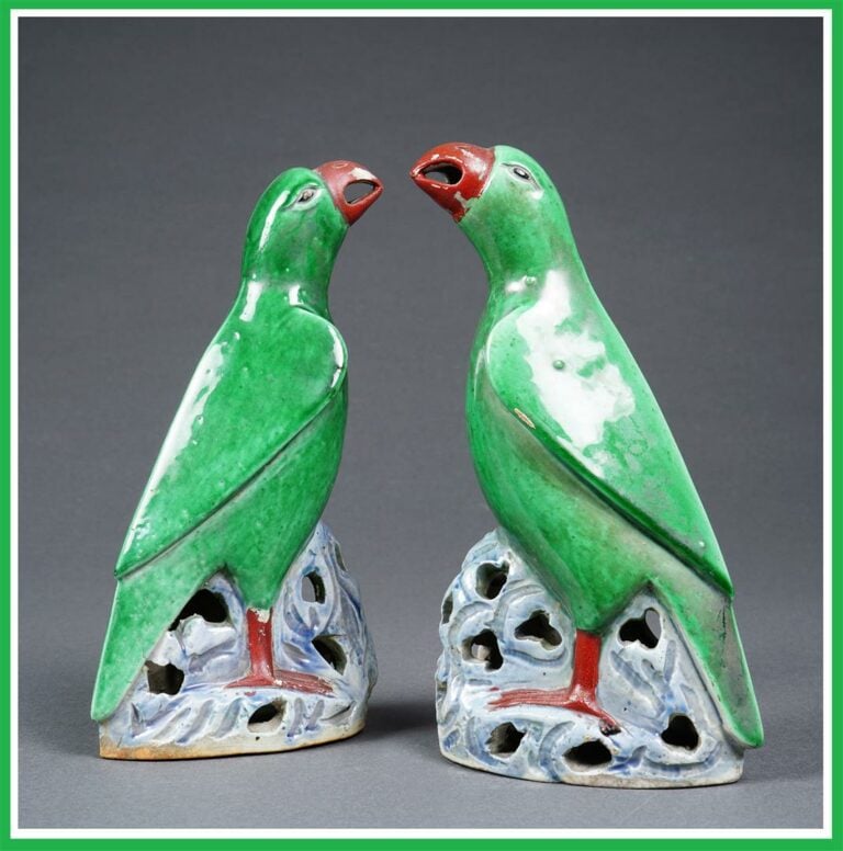 PAIRE DE PORTE-BÂTONS D'ENCENS EN PORCELAINE MOULEE A L'IMITATION DE PERRUCHES…