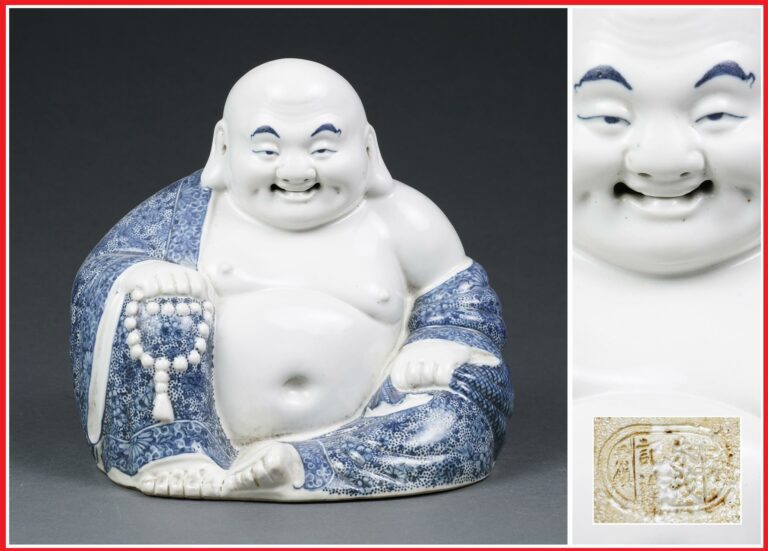 BOUDDHA EN PORCELAINE MOULEE - Chine, Epoque XXe siècle - En porcelaine moulée…