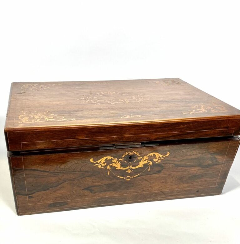 Grand COFFRET en placage de palissandre à décor marqueté de rinceaux fleuris ;…