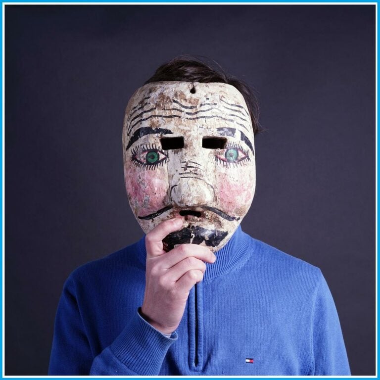 ANCIEN MASQUE D'HOMME MOUSTACHU EN BOIS SCULPTE - Mexique, Travail d'époque XXe…