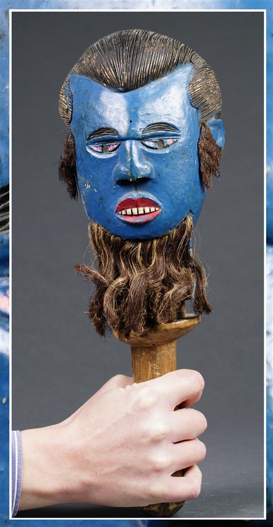 BÂTON DE DANSE SURMONTE D'UNE TETE EN BOIS SCULPTE POLYCHROME - Côte d'Ivoire,…