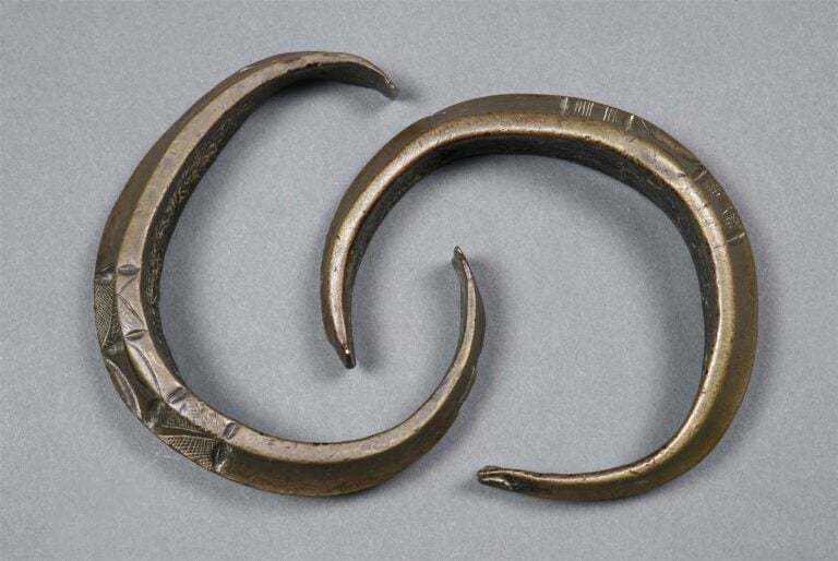Lot de 2 torques en bronze à décor géométrique incisé - Peuple Fang. Gabon - -…