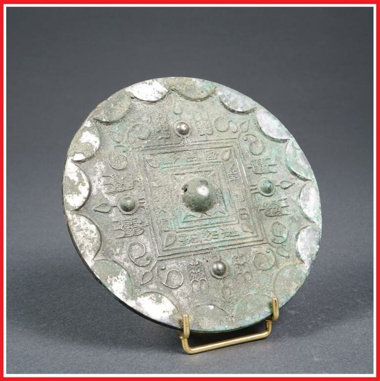 MIROIR ARCHAISANT EN BRONZE DE TYPE 'TLV' - Chine, De style Han, Epoque XXe siè…