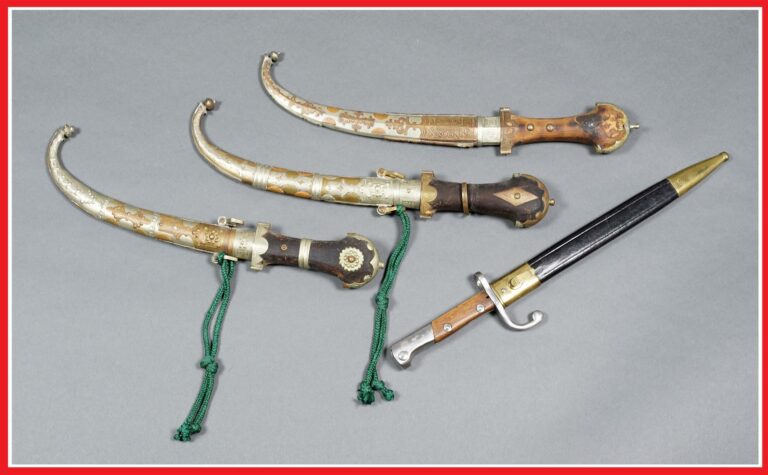 Afrique du Nord - Accumulation de quatre poignards - Travail d'artisanat.
