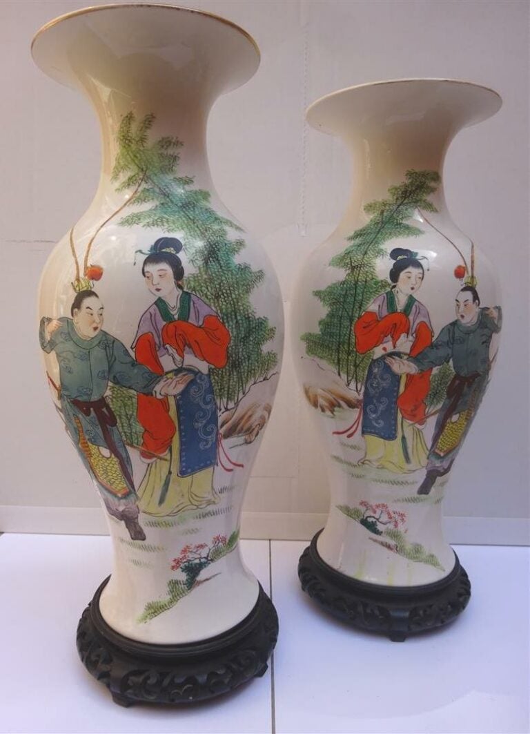 GRANDE PAIRE DE VASES EN PORCELAINE A DECOR EMAILLE POLYCHROME DANS LE STYLE DE…