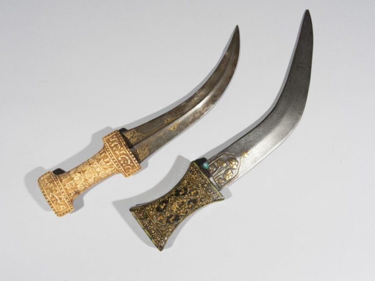 Khanjar Qadjar - khanjar Persan, à poignée en bois peinte et lame courbe à déco…