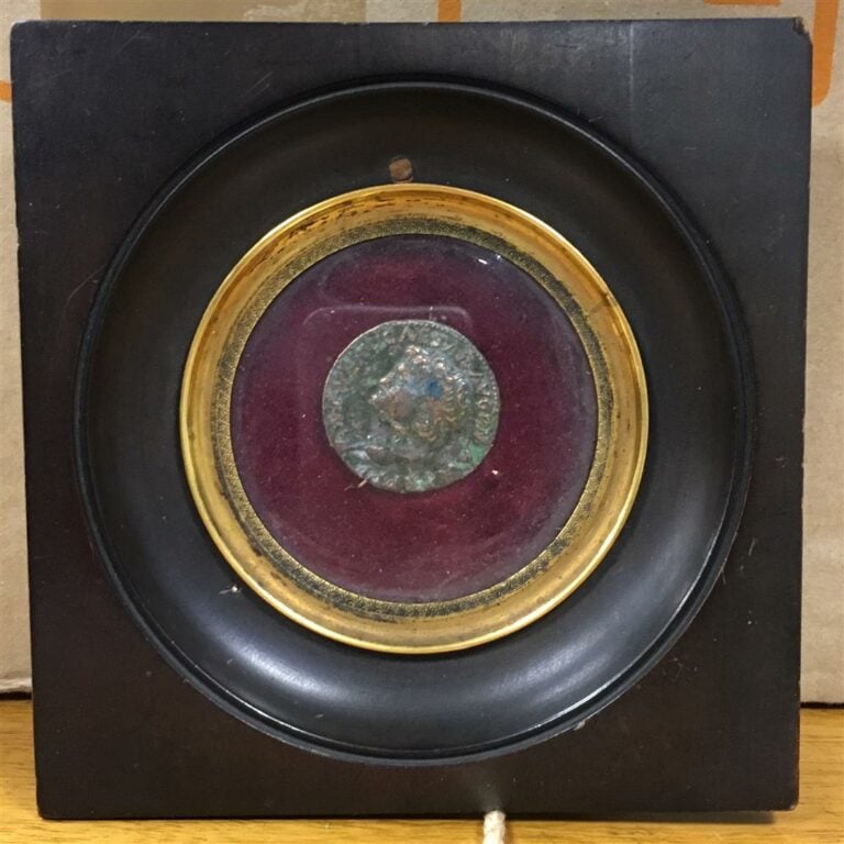 Pièce de monnaie antique en bronze, NERON (54-68). R/Victoire marchant à g. C.…