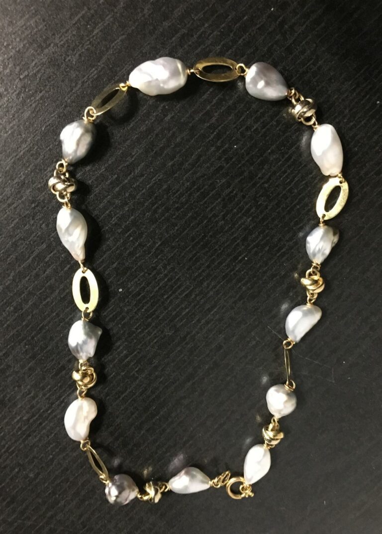 Collier en or 750 millièmes et perles baroques, les perles séparées de maillons…