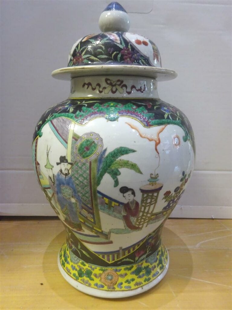 JARRE COUVERTE EN PORCELAINE A DECOR EMAILLE POLYCHROME DANS LE STYLE DE LA "FA…