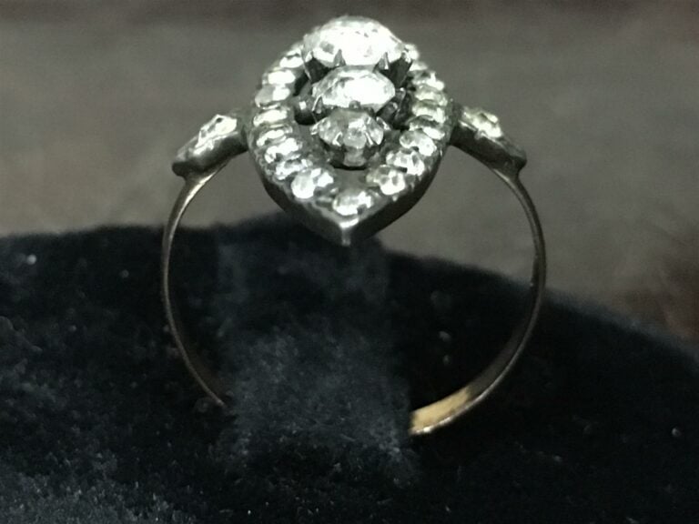 Bague de forme navette en or et argent 750/1000, la navette ornée de cinq brill…