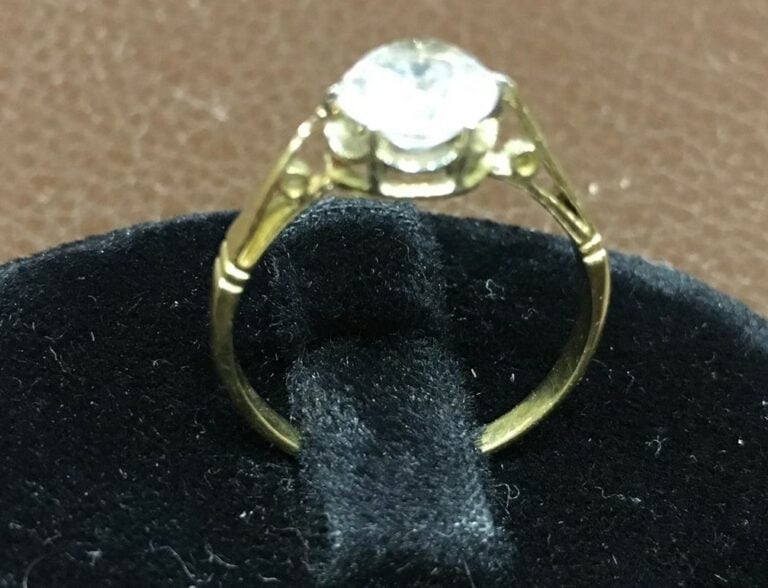 Bague en or jaune 750 millièmes, ajourée, sertie d'un brillant. - Poids brut: 2…