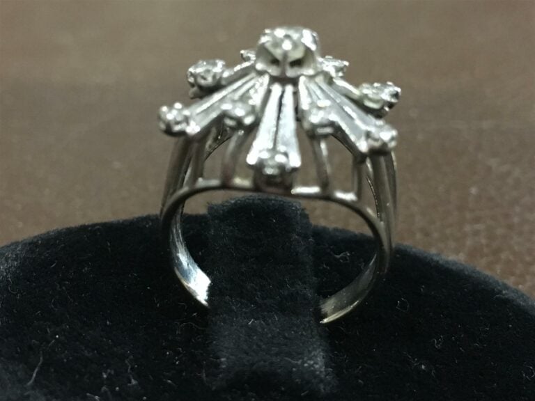 Bague en or gris 750 millièmes (tête d'aigle), à décor de lignes ajourées serti…