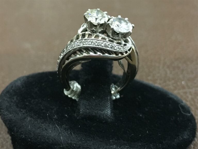Bague toi et moi en or gris 750 millièmes, orné de deux diamants (0.75cts chacu…