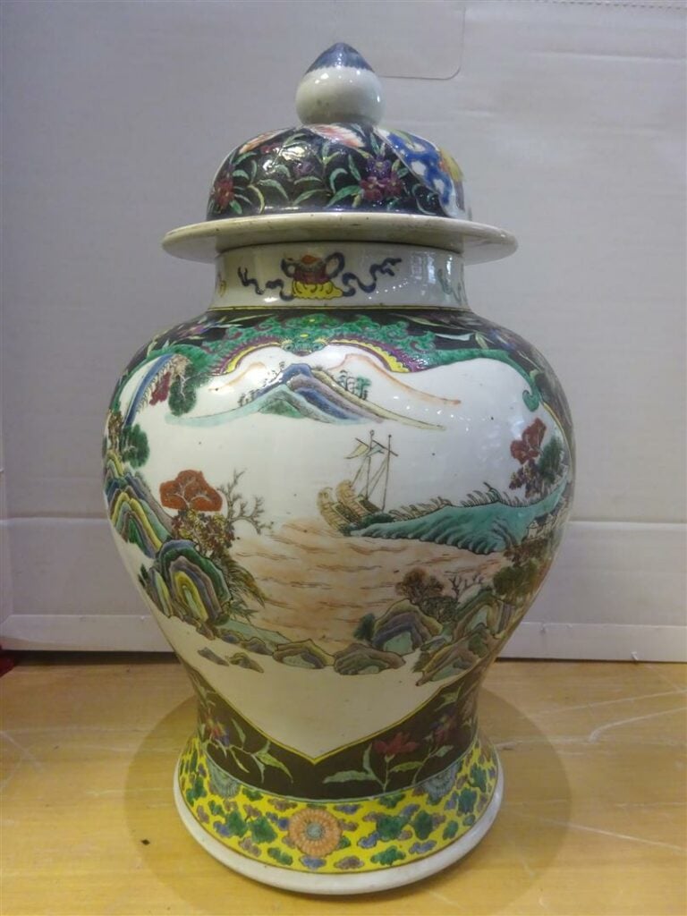 JARRE COUVERTE EN PORCELAINE A DECOR EMAILLE POLYCHROME DANS LE STYLE DE LA "FA…