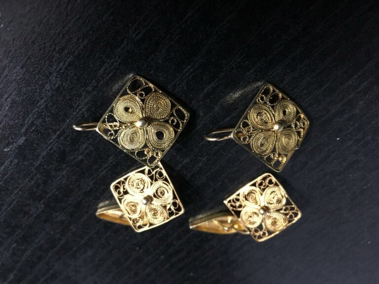 Paire de boutons de manchettes en or étranger, à motif de masque africain, pair…
