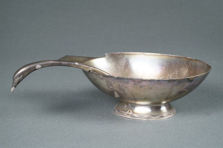 Christian FJERDINGSTAD pour Gallia Christofle. - Saucière ovoïde et sa cuillère…