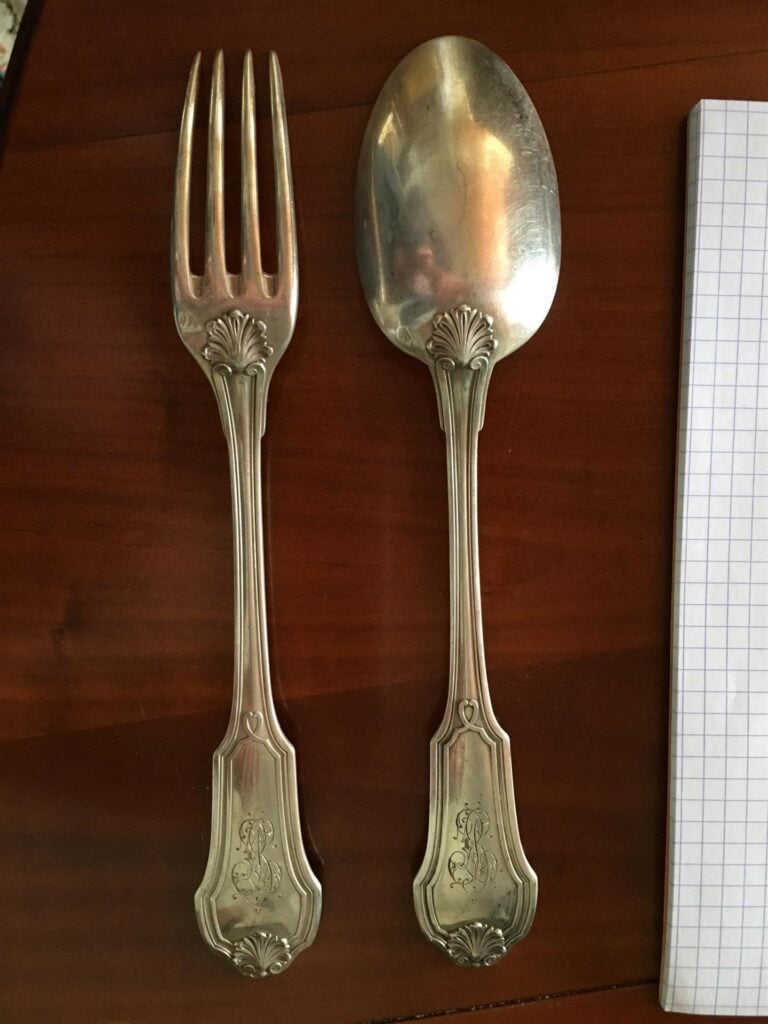 Ménagère en argent massif, modèle néo-Renaissance, chiffrés, comprenant douze f…