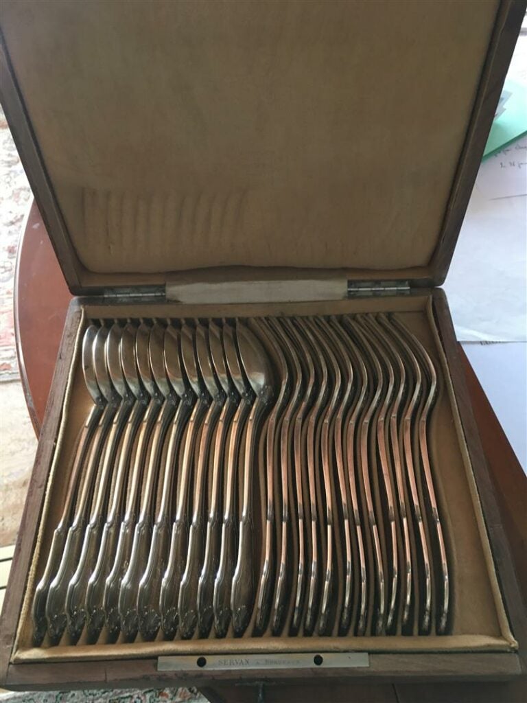 Ménagère en argent massif, modèle néo-Renaissance, chiffrés, comprenant douze f…