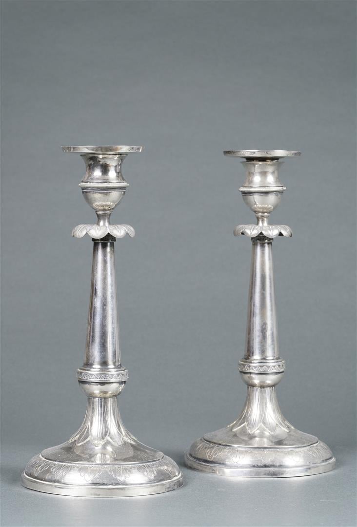 Paire de flambeaux en argent, la base ronde ornée de feuilles d'eau, surmontée…