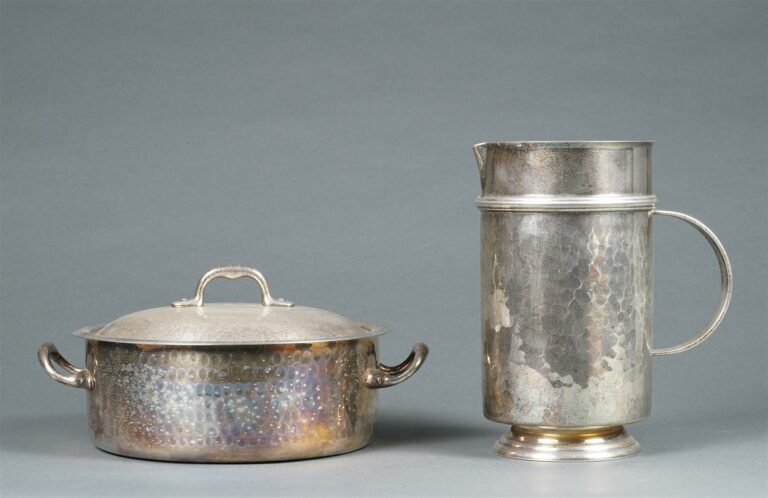 CHRISTIAN DIOR. - Verseuse et casserole couverte à deux anses en métal argenté.…