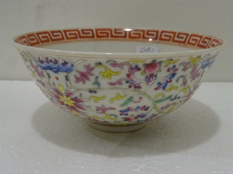 BOL EN PORCELAINE A DECOR EMAILLE POLYCHROME DANS LE STYLE DE LA " FAMILLE ROSE…