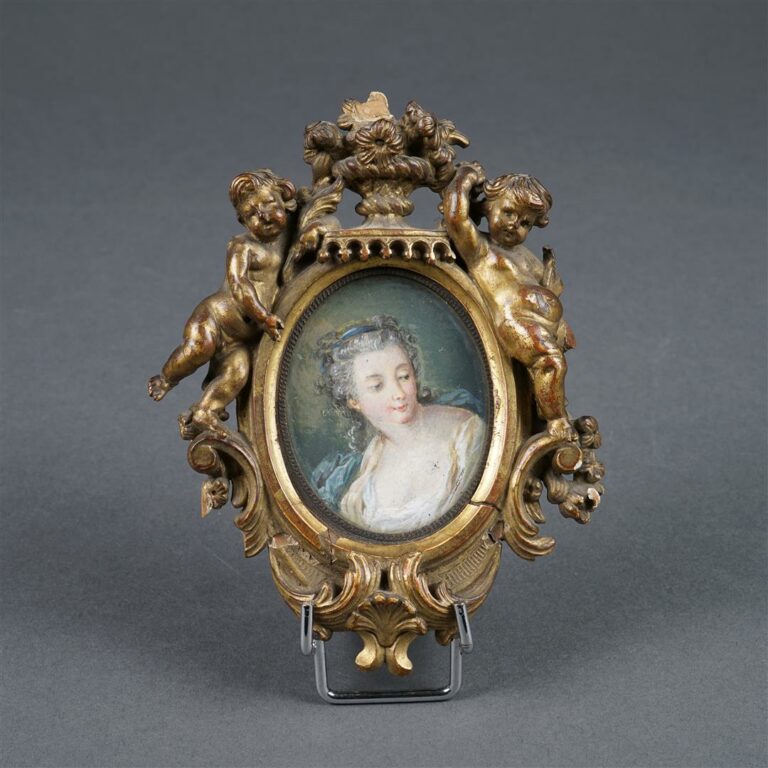 Ecole française du XVIIIème siècle. - Portrait de femme en buste - Miniature ov…