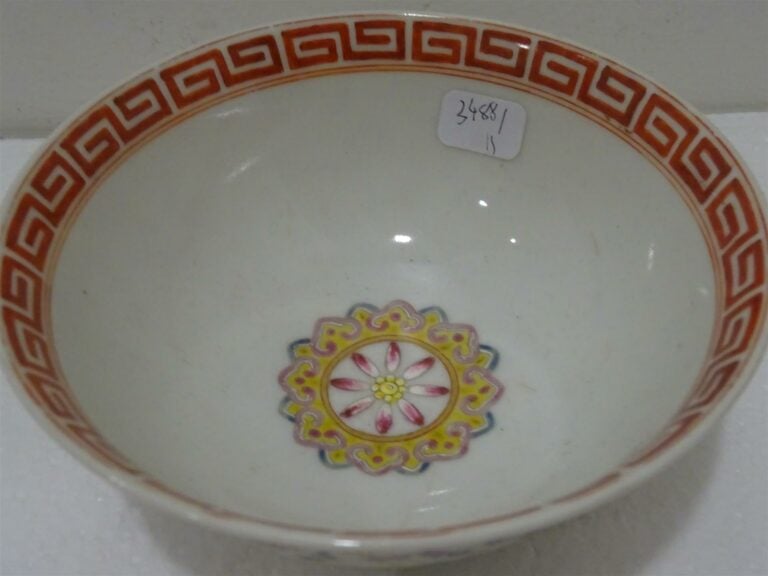 BOL EN PORCELAINE A DECOR EMAILLE POLYCHROME DANS LE STYLE DE LA " FAMILLE ROSE…