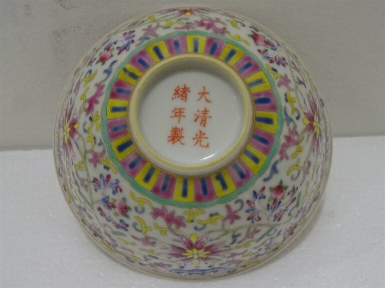 BOL EN PORCELAINE A DECOR EMAILLE POLYCHROME DANS LE STYLE DE LA " FAMILLE ROSE…