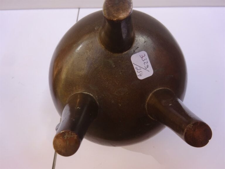 BRULE PARFUM ARCHAISANT EN BRONZE, DING - Chine, De style Ming - Tripode, à pan…