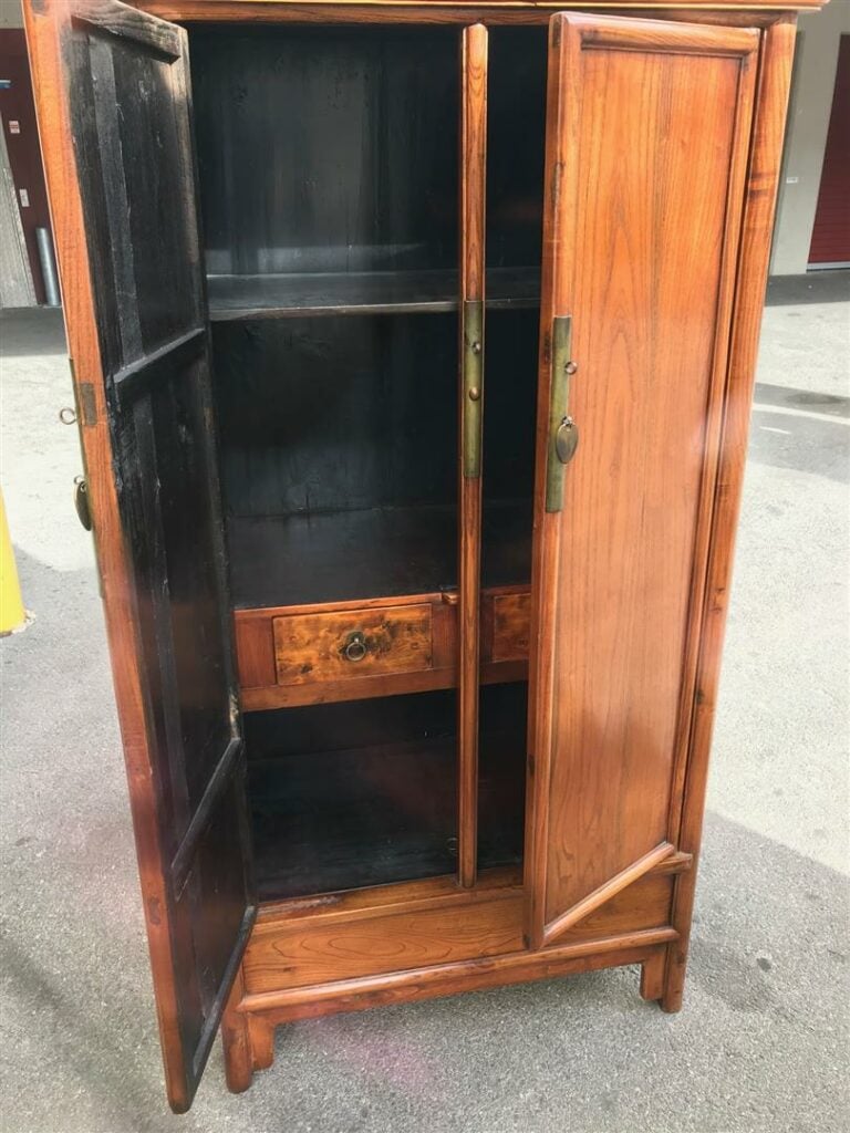 ARMOIRE CHINOISE PROBABLEMENT EN ORME / HUALIA, FANGJIAO GUI - Chine, Epoque XX…