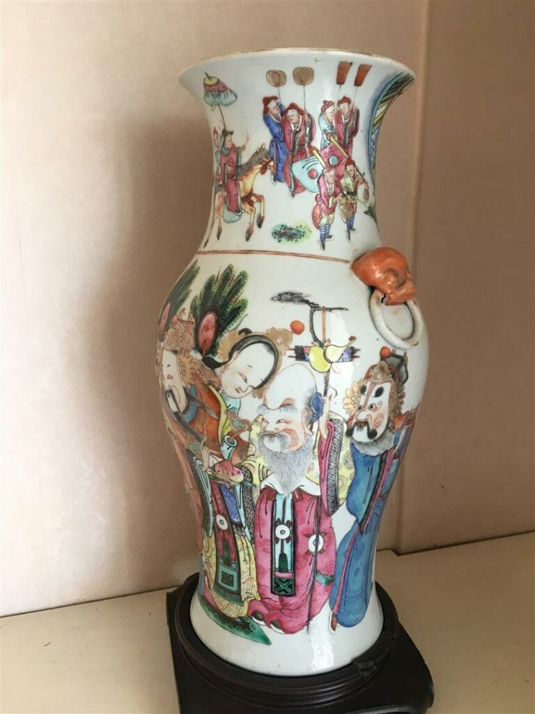 Vase à décor de personnages, Chine - H35 cm. - (Accidents et restaurations)