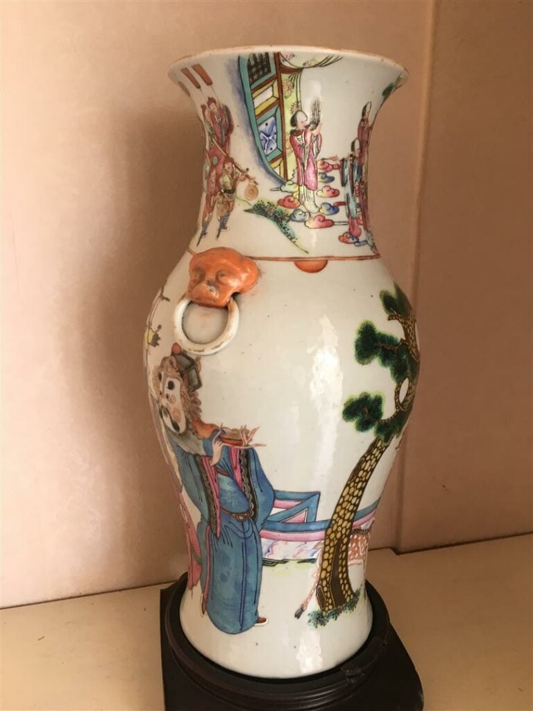 Vase à décor de personnages, Chine - H35 cm. - (Accidents et restaurations)