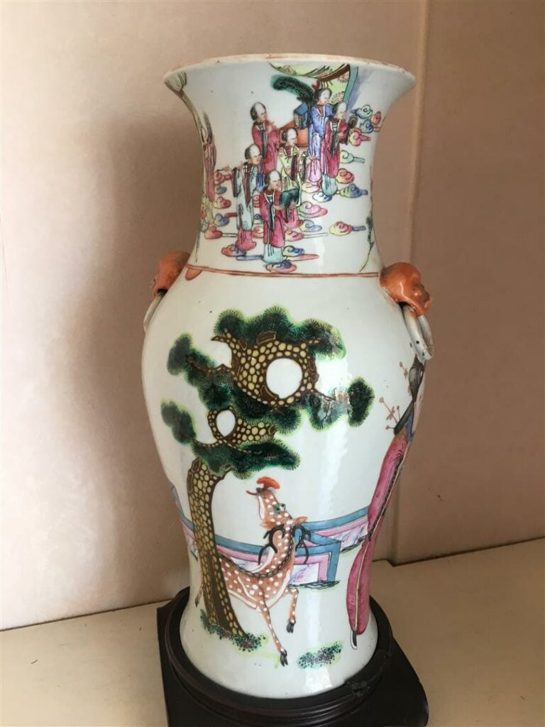 Vase à décor de personnages, Chine - H35 cm. - (Accidents et restaurations)