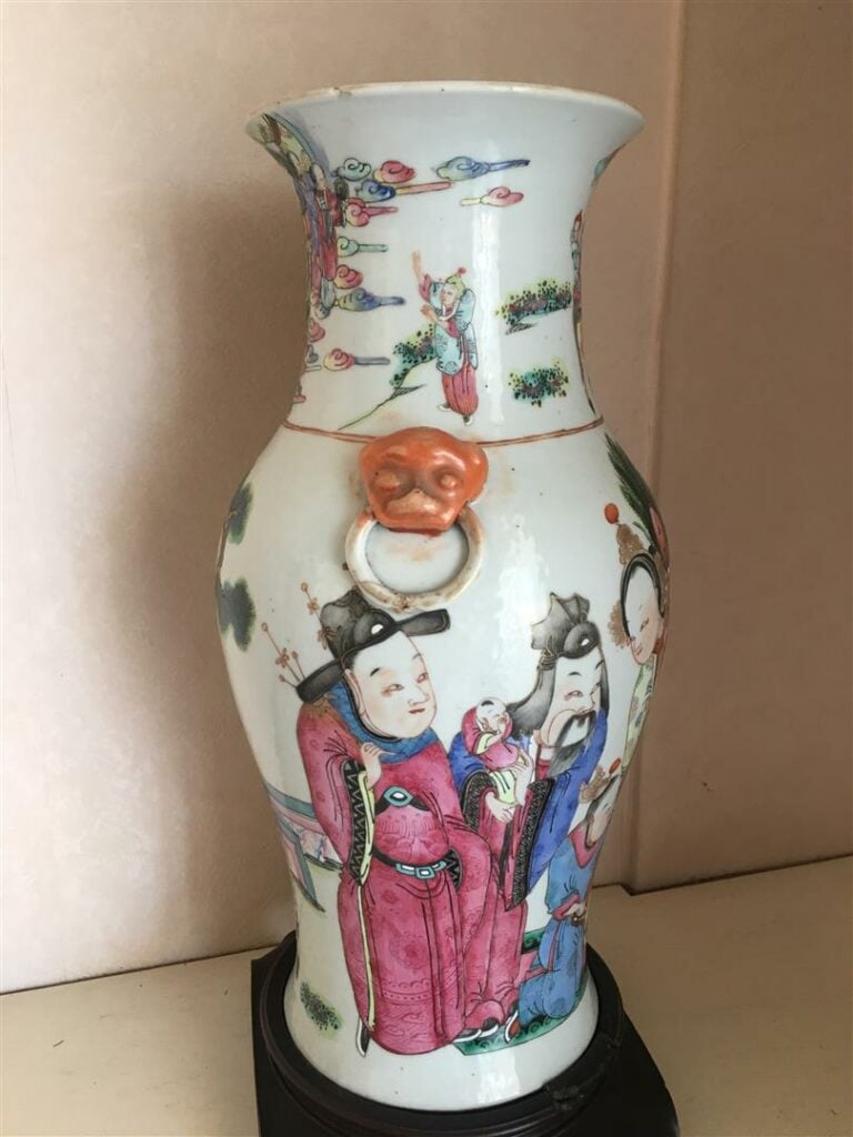 Vase à décor de personnages, Chine - H35 cm. - (Accidents et restaurations)