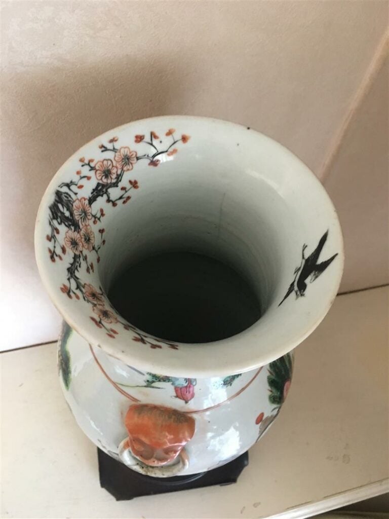Vase à décor de personnages, Chine - H35 cm. - (Accidents et restaurations)