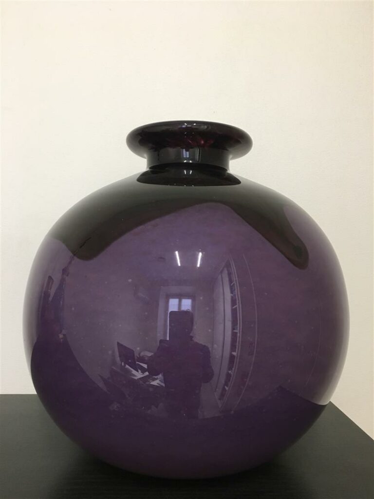 SCHNEIDER. - Vase de forme boule en verre violet à décor mouvementé, signé. - H…
