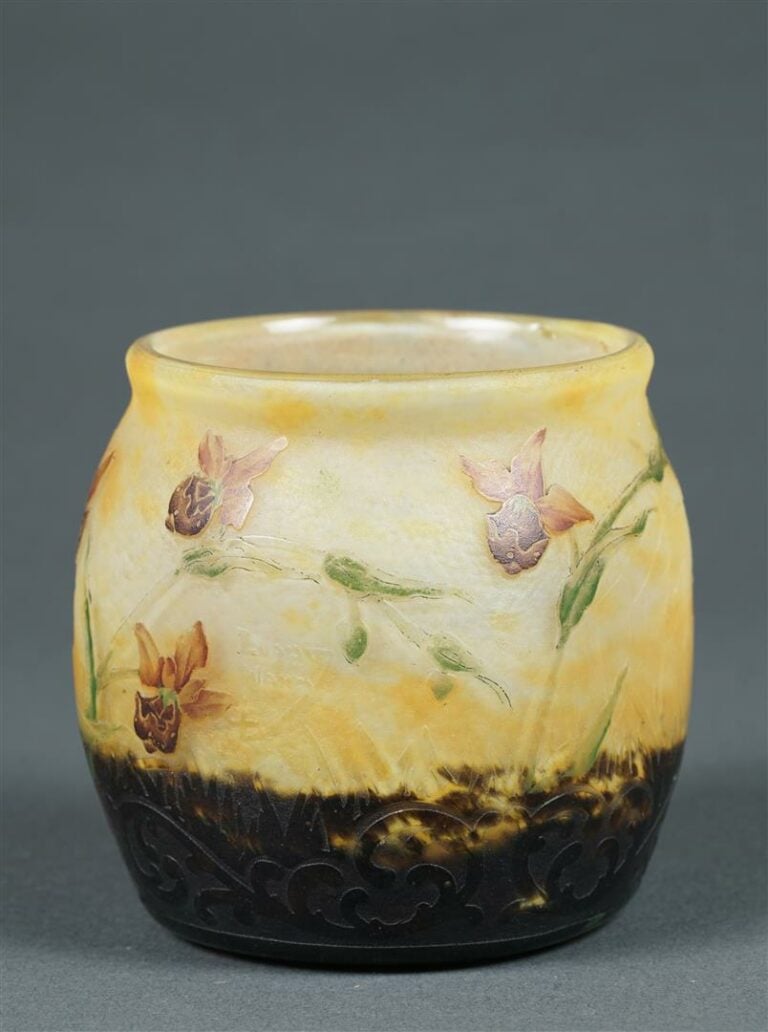 DAUM NANCY. - Pot en verre intercalaire à décor émaillé multicolore de fleurs e…