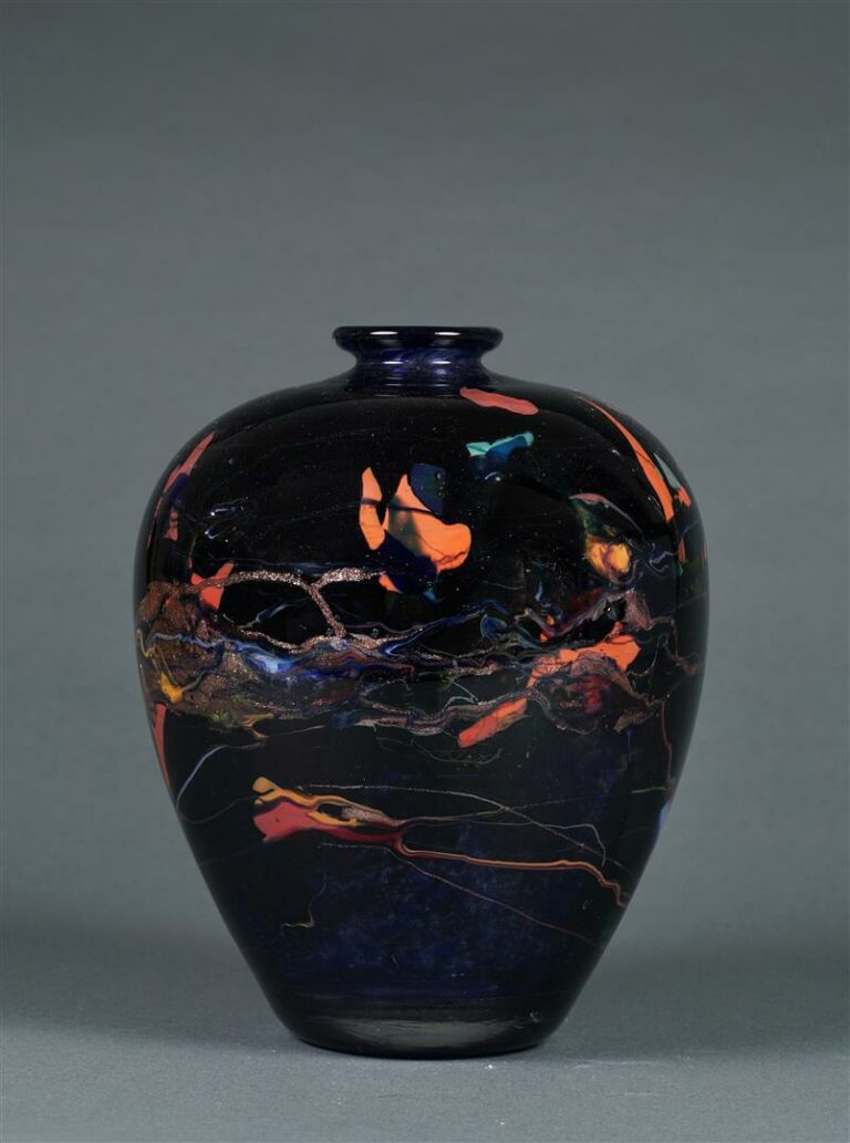Jean-Claude NOVARO (1943-2015). - Vase en verre épais à fond bleu nuit, orné d'…