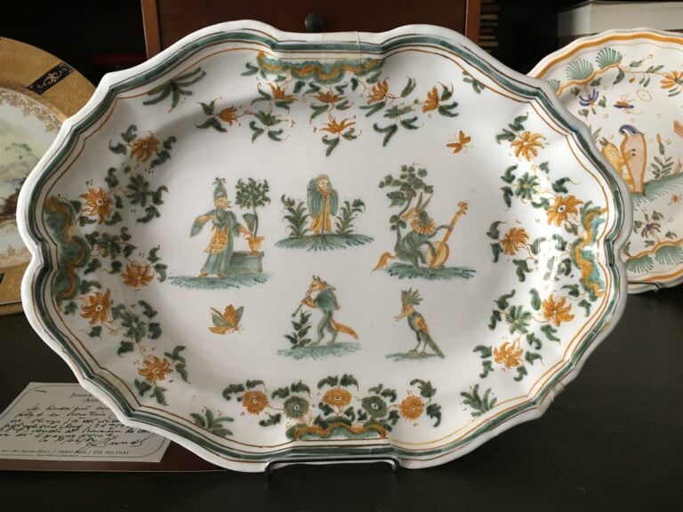 MOUSTIERS, manufacture d'Olerys. - Plat de forme ovale à bords contournés en fa…