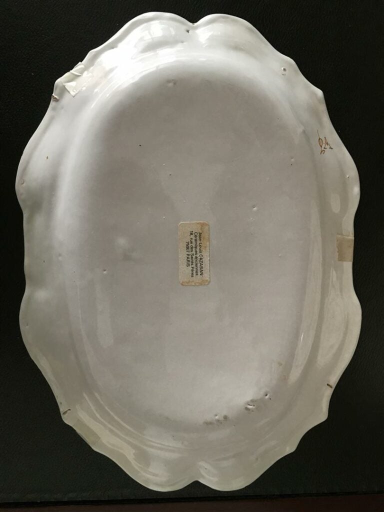 MOUSTIERS, manufacture d'Olerys. - Plat de forme ovale à bords contournés en fa…