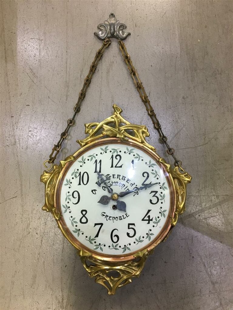 Maison Eugène FARCOT, Paris. - Pendule à suspendre dite "boulangère", réalisée…