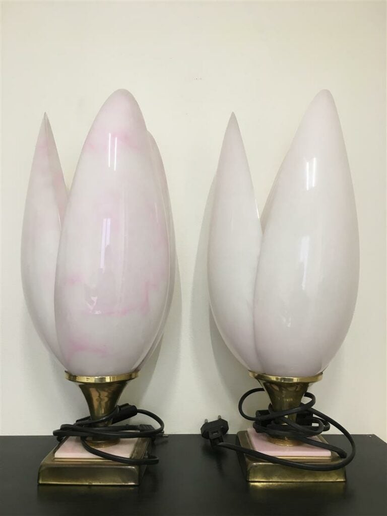 Maison ROUGIER. - Paire de lampes de table, le piètement en plexi et laiton, l'…