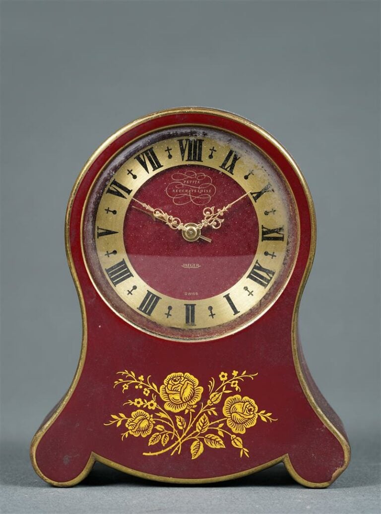 Pendulette Jaeger 'Petite Neuchateloise" de forme mouvementée en tôle laquée ro…
