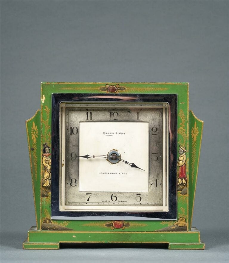MAPPIN & WEBB. - Pendulette de bureau de forme carrée, à décor en bois peint de…