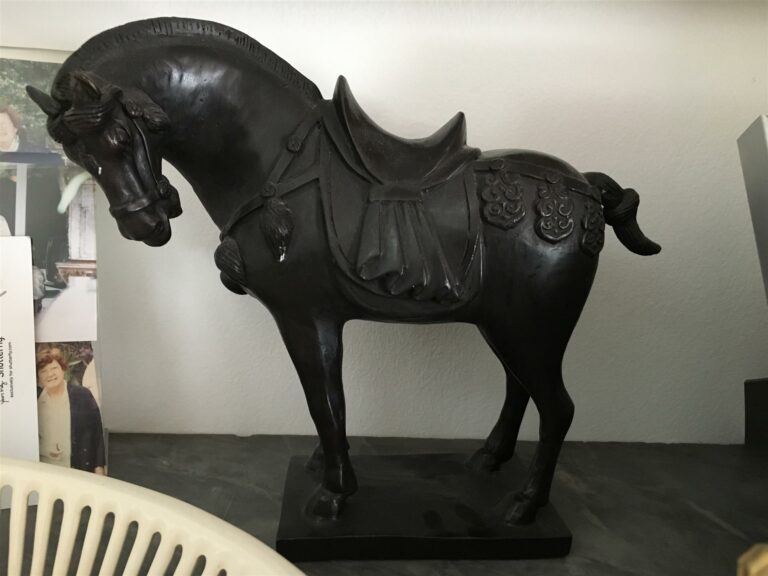 Statuette en bronze à patine médaille, représentant un cheval harnaché. - Haute…