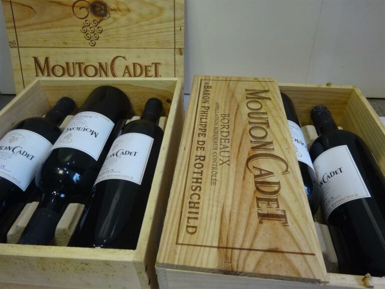 2 coffrets comprenant 3 bouteilles chacun, MOUTON CADET, 2006
