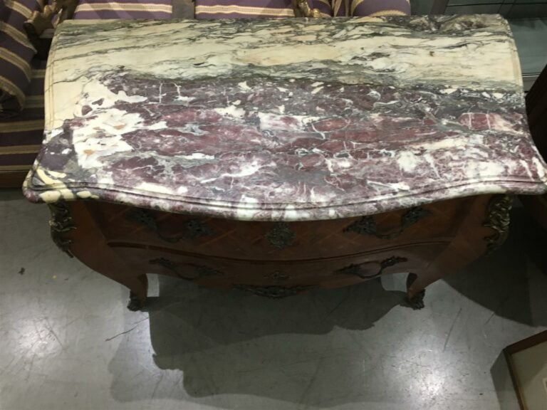 Commode galbée en bois de placage à décor de croisillons ouvrant par deux tiroi…
